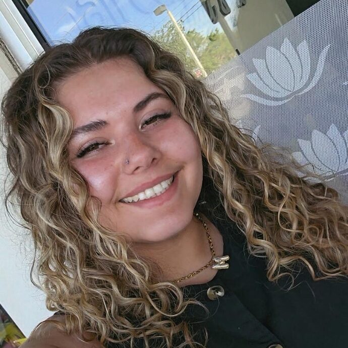 Selfie of Millie Aponte, hairstylist, scalp specialist, and rezo cut certified in Pembroke Pines, Florida.